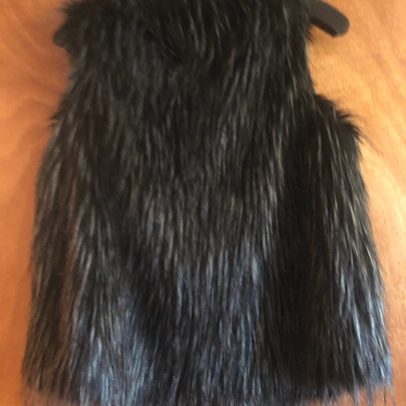 Alya Faux Fur Vest Size Medium - Picture 7 of 7